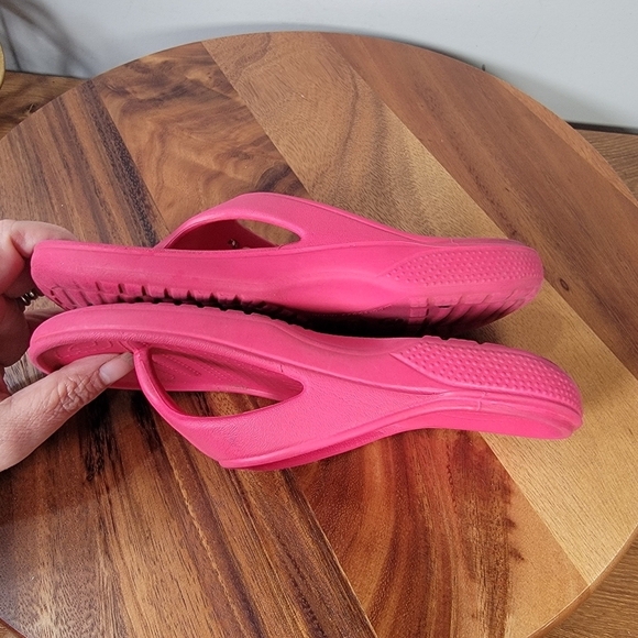 CROCS Hot Pink Sandals Size J 2 Flip Flops Summer Vacation - Picture 10 of 16